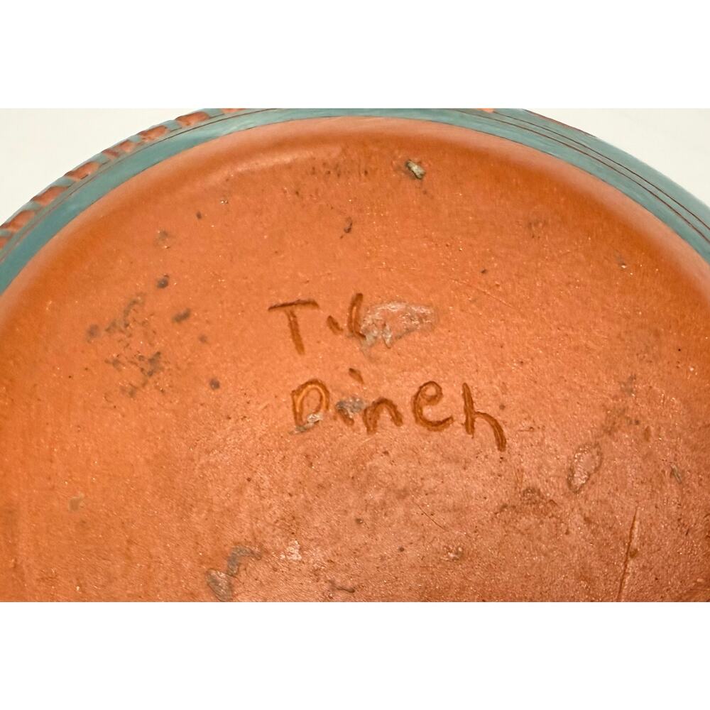 Vintage Navajo Etched Pottery Bowl Signed T.C. Dineh - Large Bear Paws Pot - Picture 8 of 8